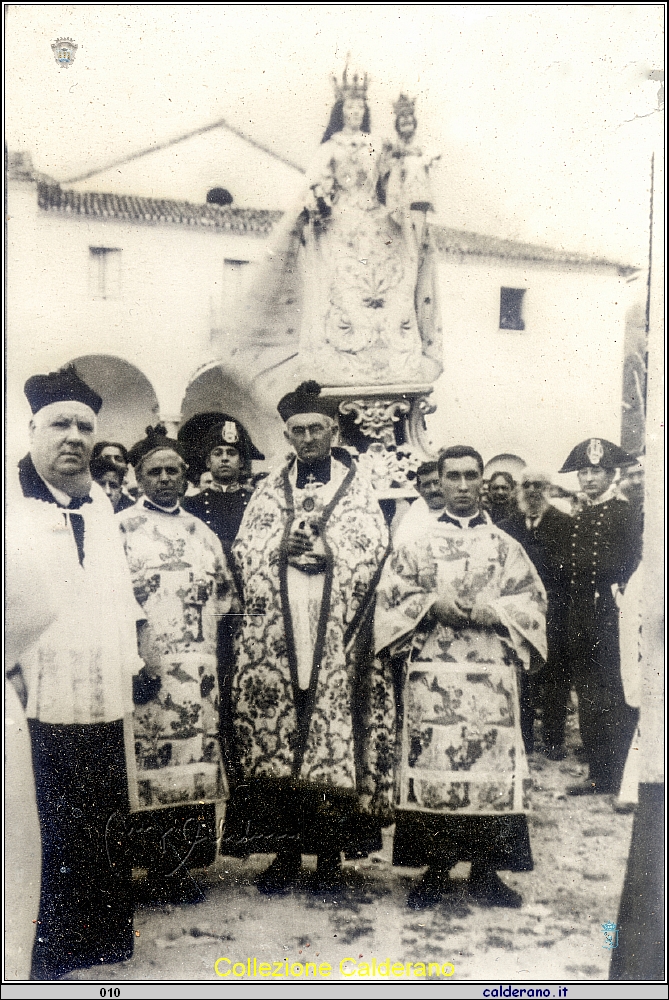 I Sacerdoti Antonio Brando, Giovanni Mordente, Biagio Di Puglia, Gaetano Santoro alla processione della Madonna del Rosario.jpg