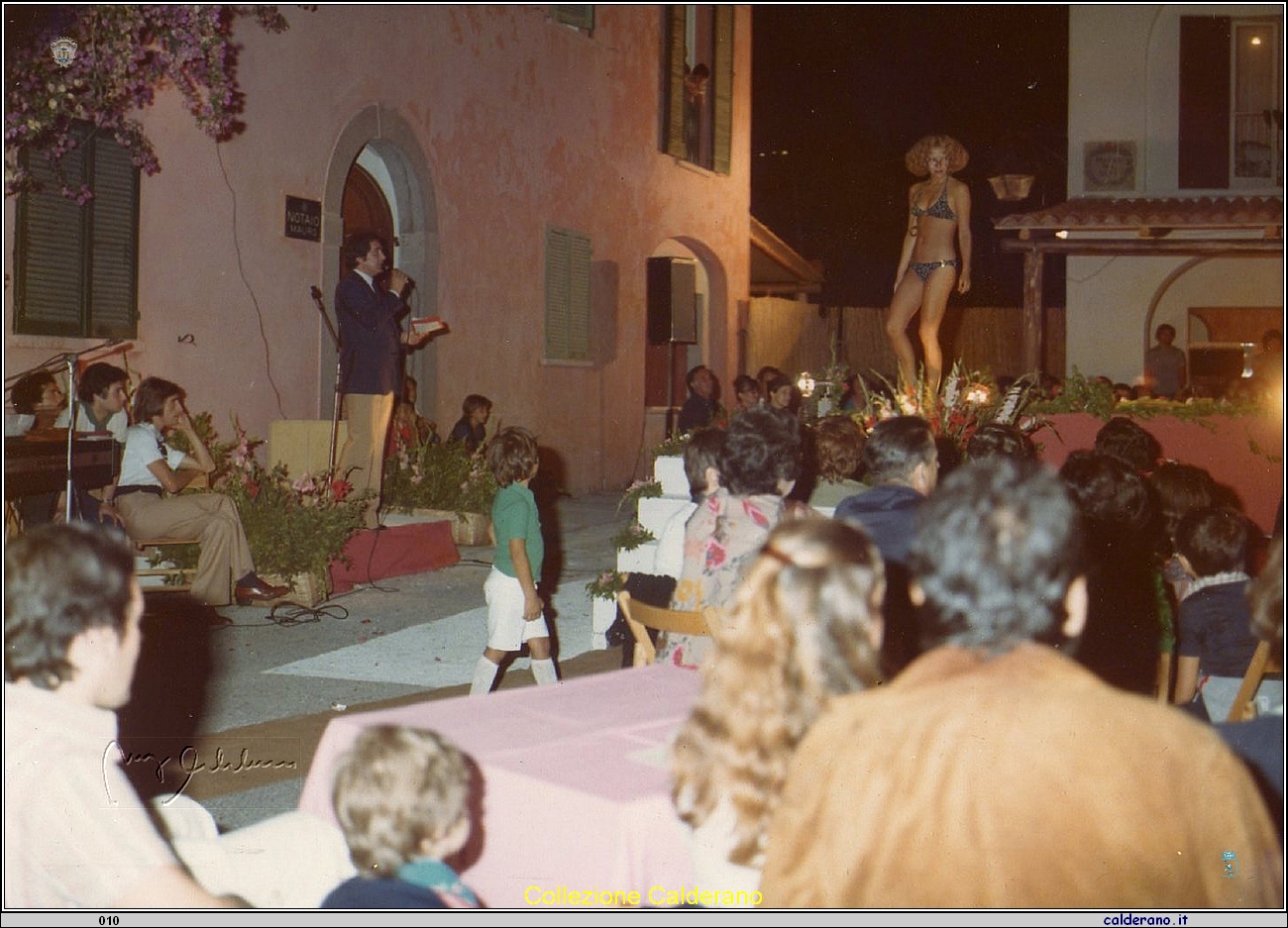 Il presentatore Corrado alla sfilata di Moda e Mare 07-08-1975.JPG