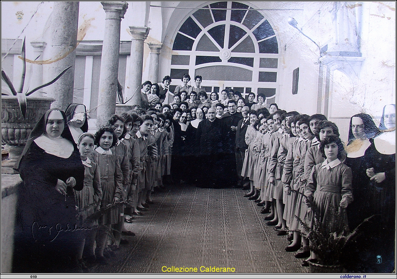 Nel chiostro del De Pino con il Vescovo Pezzullo e Padre Cerracchio.JPG