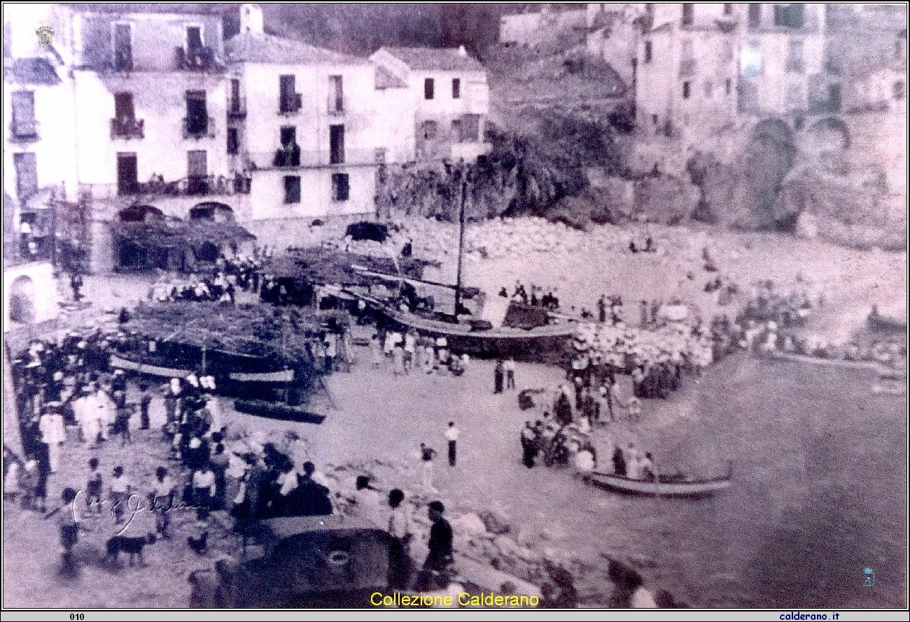 Processione con le barche per la Festa al Porto.jpg