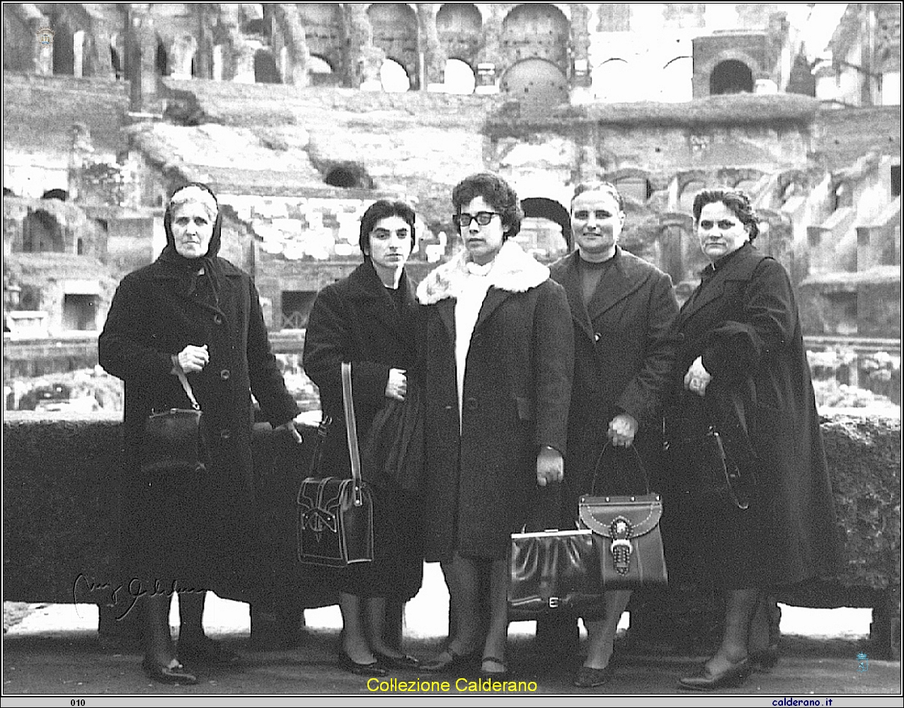 Rosinella, Zietta, Franchina, Francesca e Beatrice al Colosseo - 5 dicembre 1961.jpg