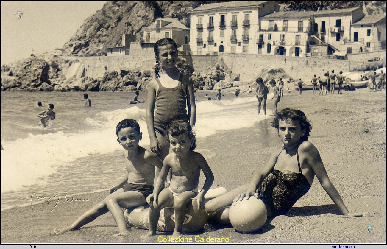 Sulla spiaggia del Porto Maria, Umberto, Maria Grazia e Rosamaria.jpg