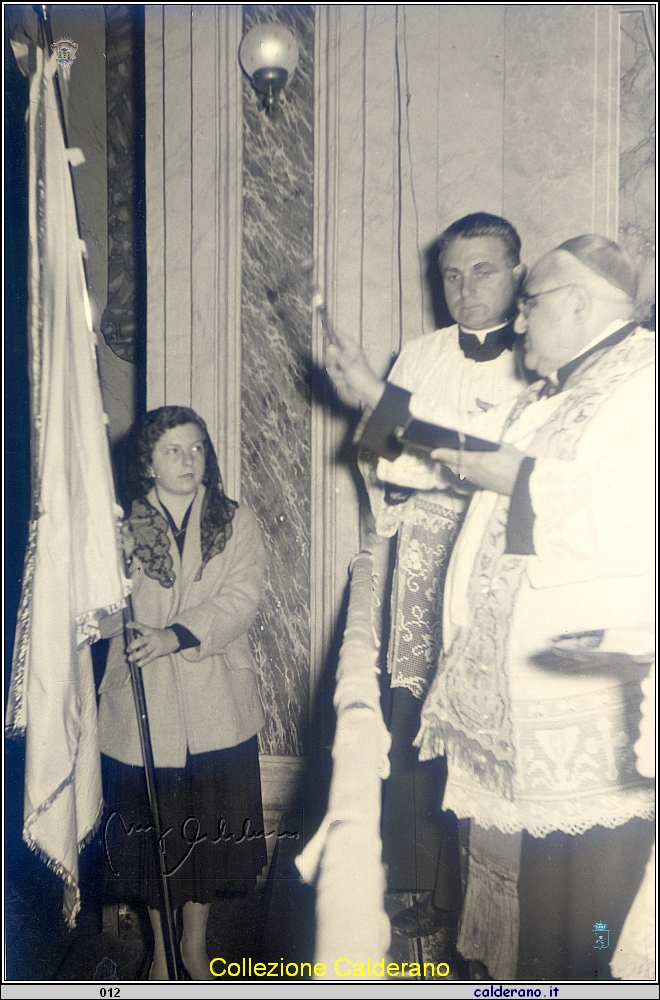 Benedizione bandiera ACLI con Padre Petrin e il Vescovo Federico Pezzullo - 31 marzo 1957.jpg