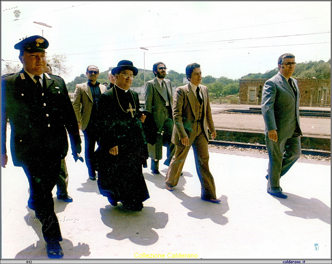 Cardinale Silvio Oddi (1910-2001) alla stazione 1979 con Maresciallo De Vuono, Antonio Brando, Michele Martino, Fernando Sisinni e Domenico Limongi Fioravante.jpg