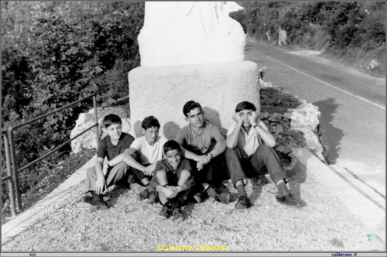 Ciro Mollica e Francesco Brando con gli amici alla statua della Pieta'.jpg