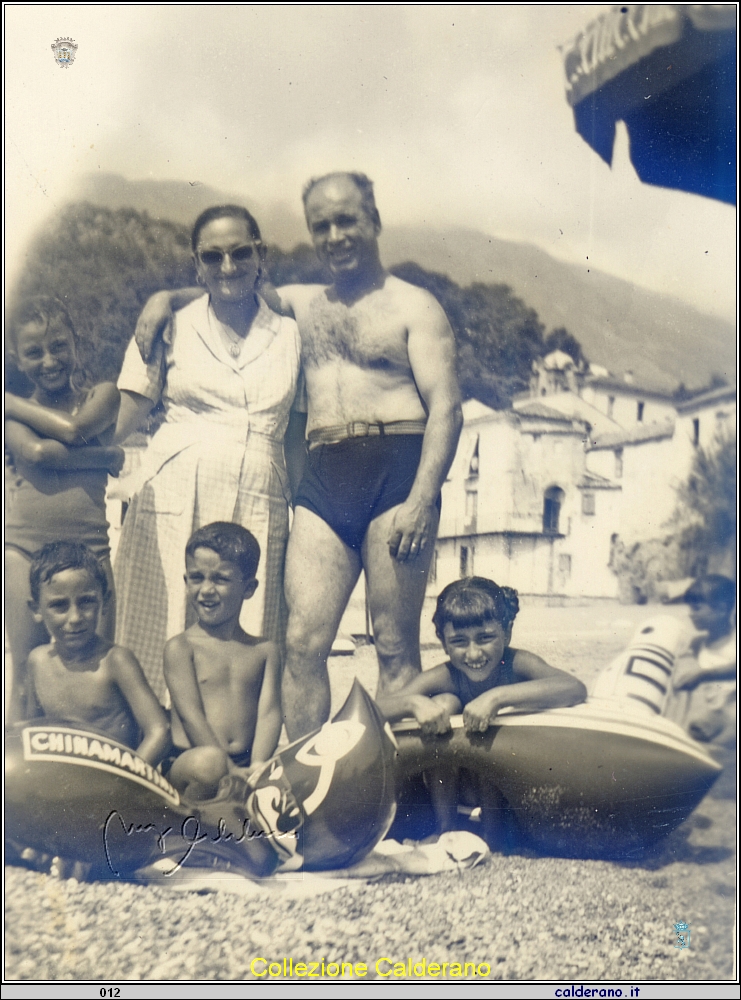 Franca e Gigino al mare con Maria, Umberto, Pasqualino e Gina.jpg