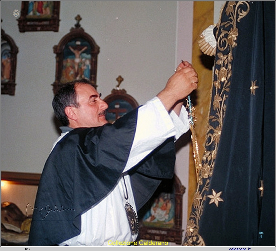 Gabriele Schettino con l'oro della Madonna.jpg