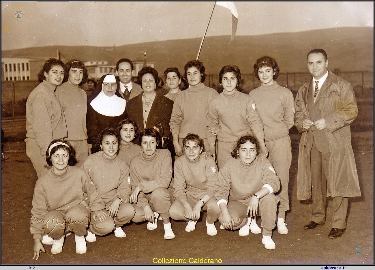 Le atlete del Pino con Madre Fadda, Biagio Vitolo e Antonietta Burza.jpg