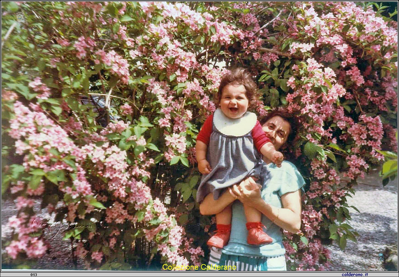 Angela Auriemma e la figlia tra i fiori.jpg