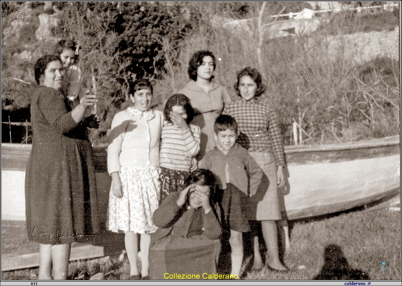 Anna De Bartolo (Nannina a Puglisi) con le Figlie e Amiche abbagliate dal sole.jpg