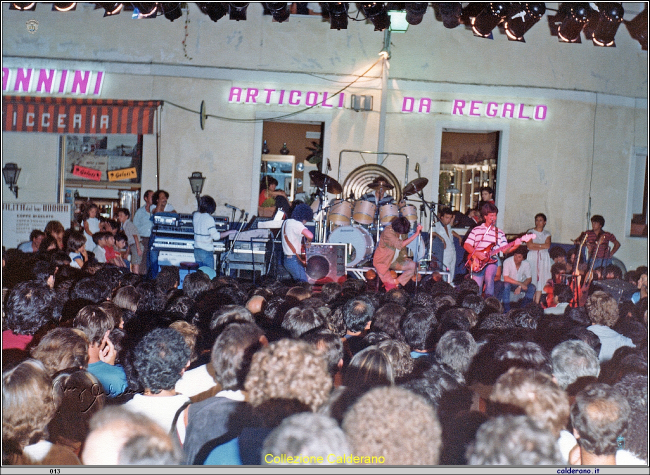 Anna Oxa in concerto a Piazza Buraglia 1981.jpeg