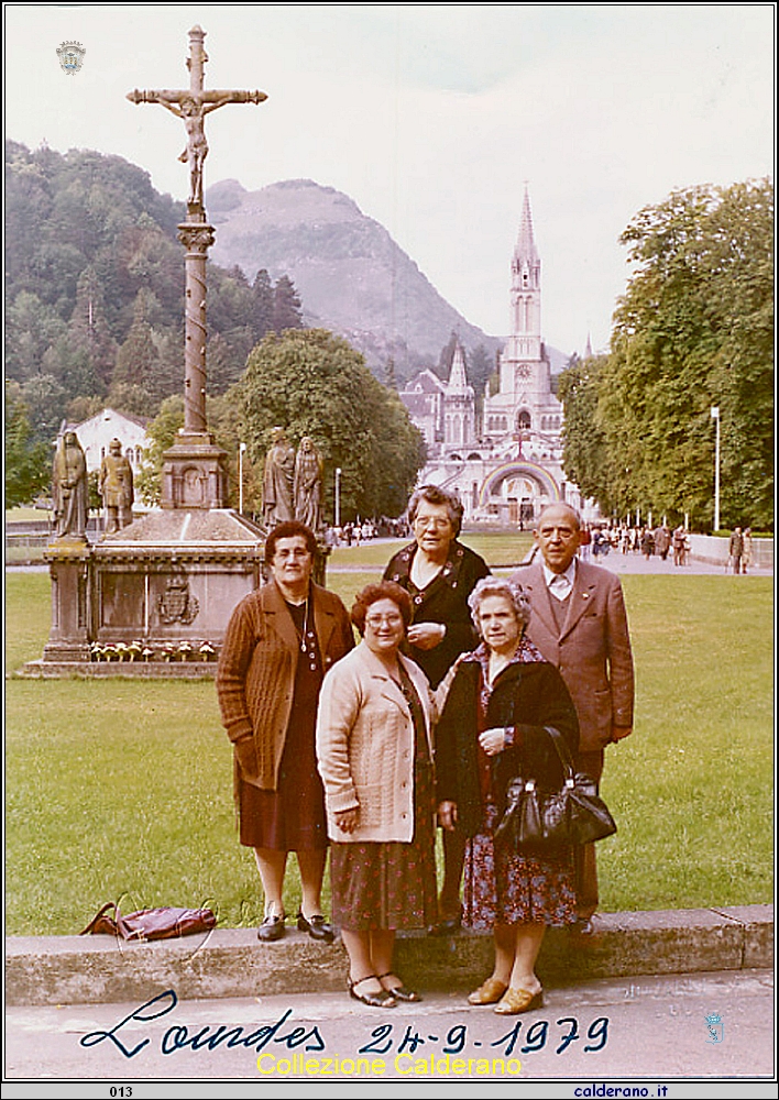 Annunziata, Filomena, Vincenzo, Mafalda e Giuseppina a Lourdes 1979.jpg