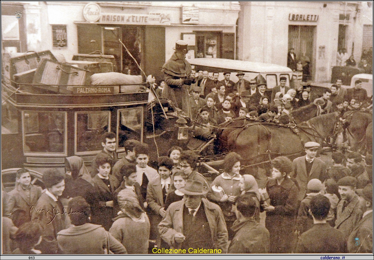 Arrivo della diligenza postale in Piazza Buraglia nel centesimo anniversario dell'Unita' d'Italia 1961.JPG