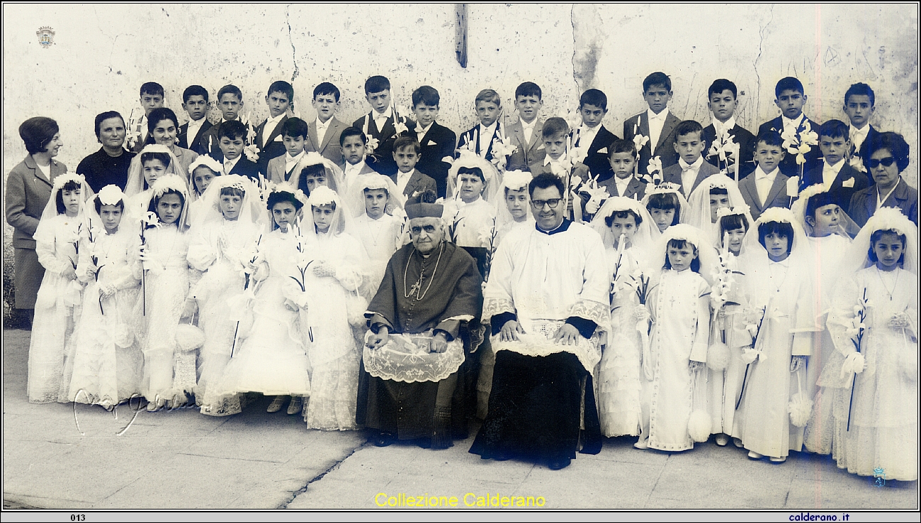 Prime Comunioni con il Vescovo Federico Pezzullo e Padre Cerracchio 1966.jpg