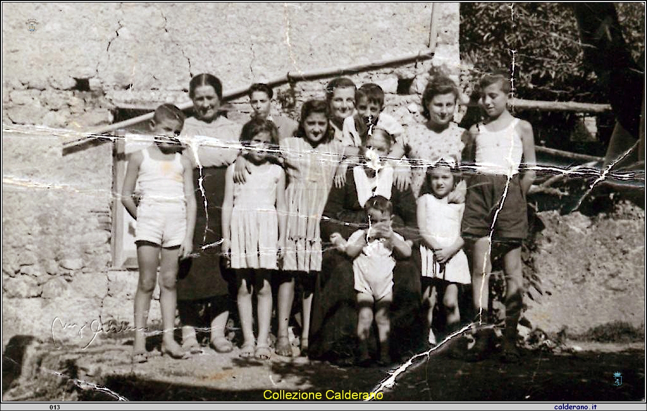 Rosa Iannini Liberatore con le nuore Teresa Olivo e Francesca Schettini e i nipoti.jpg