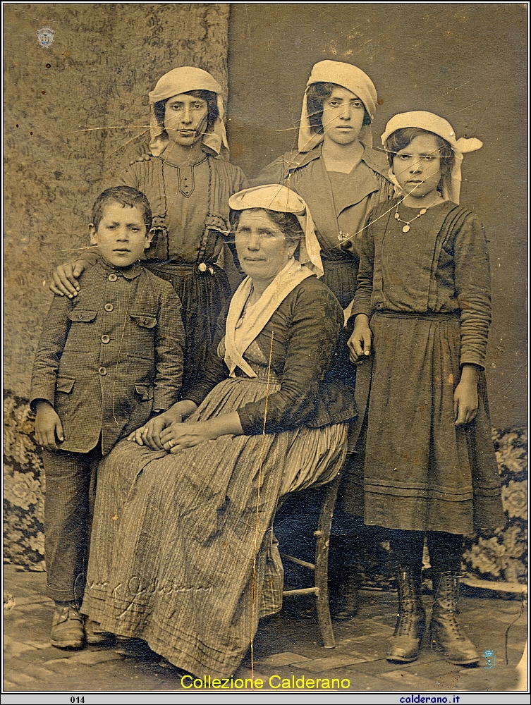 Emilia Giglio Calderano, seduta, con i figli Peppinello a sn e Filonena a dx, in piedi Petronilla Calderano e Maria Giglio1919.jpg