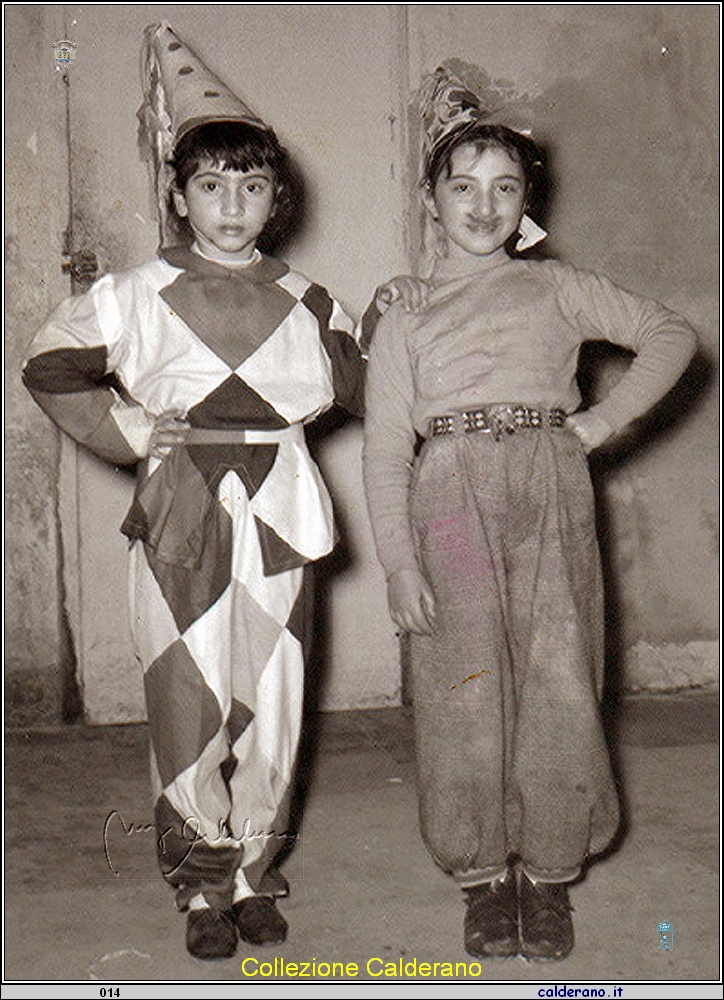 Gina e Maria mascherine 1958.jpg