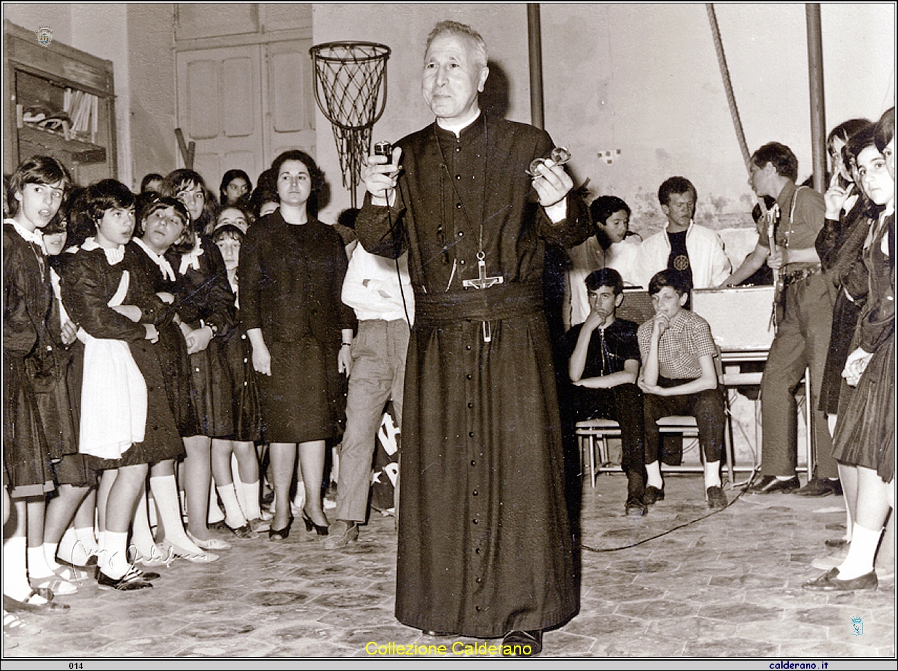 Padre Canfora nella palestra delle scuole medie.jpg