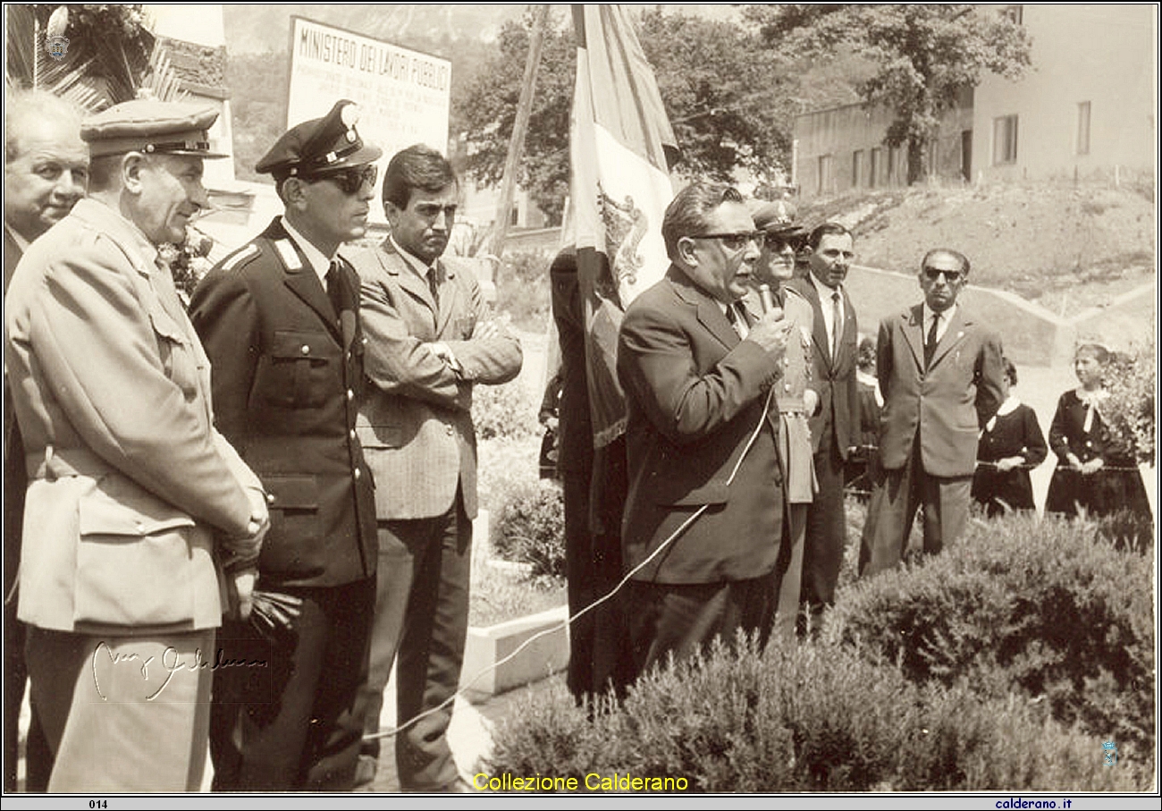 Sindaco Vincenzo D'Alascio al monumento ai Caduti.jpg