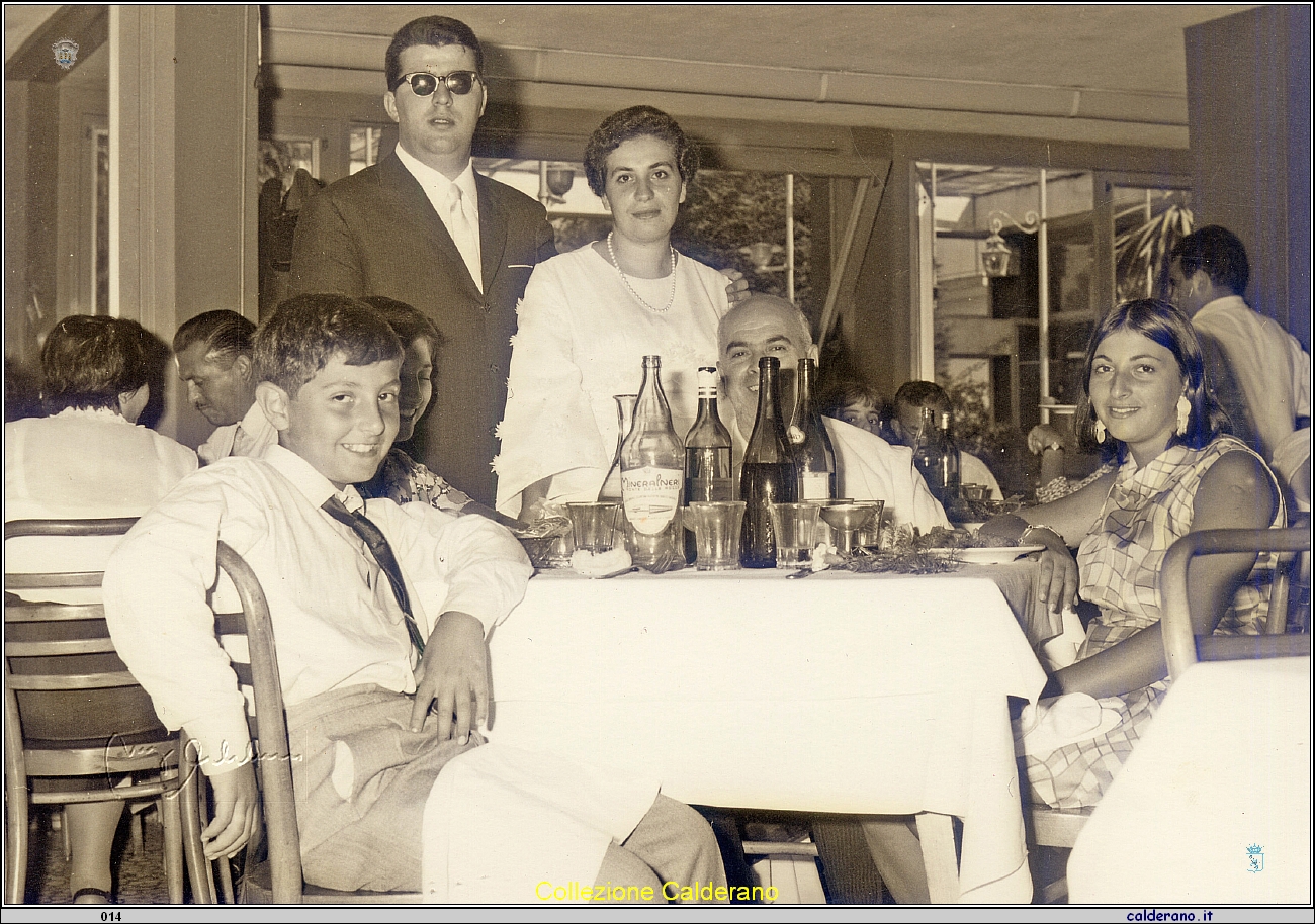 Sposi Domenico Fioravante Limongi ed Eliana Carluccio con Umbertino, Gigino e Maria a Pompei 7-9-1967.jpg