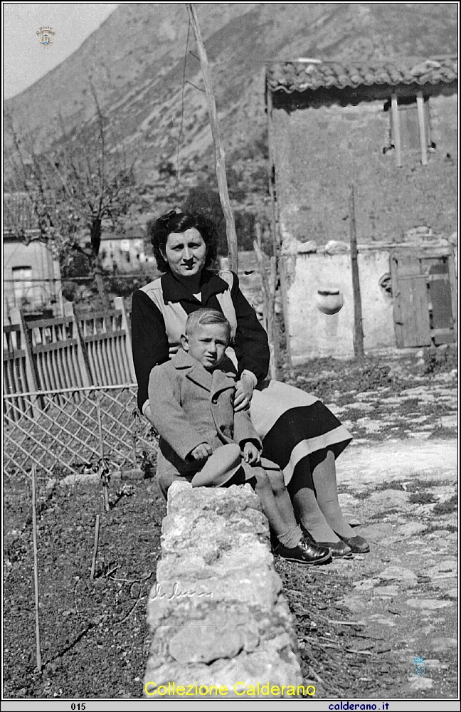 Enrico con la mamma.jpg