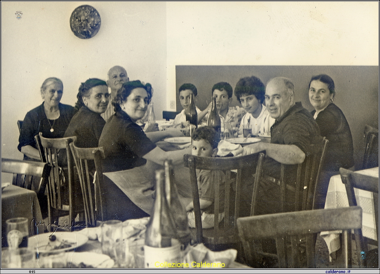 Famiglia Avigliano al Ristorante.jpg