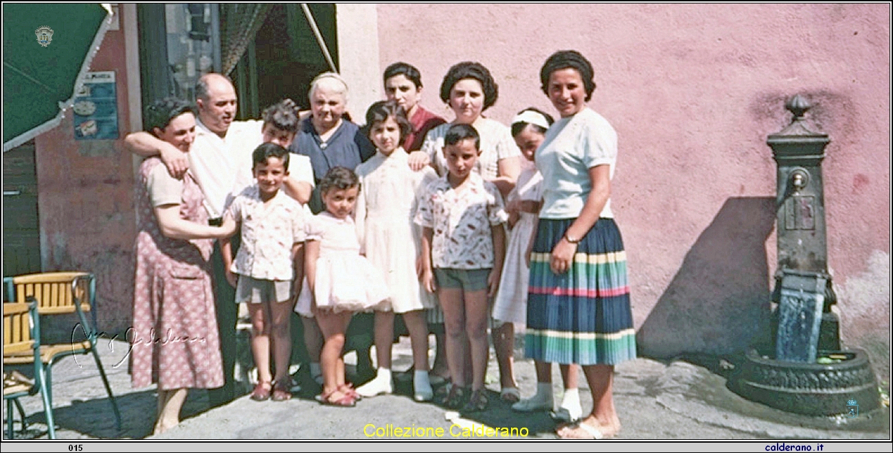 Famiglia Avigliano e la fontana.jpg