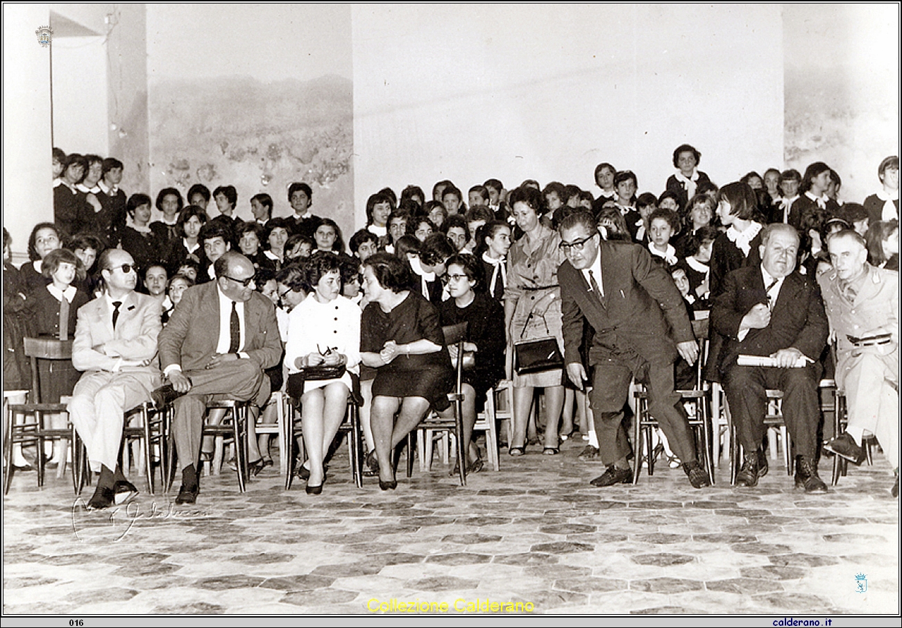 Aristide Limongi, Vincenzo D'Alascio, Biagio Schettino e Di Costanzo nella palestra delle scuole medie.jpg