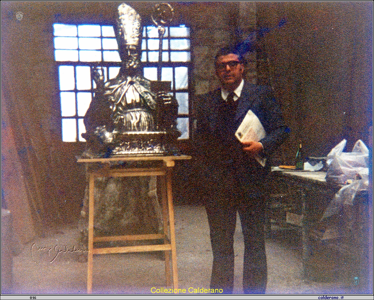 Domenico Limongi Fioravante con la statua di San Biagio appena approntata per la consegna - Venezia 24-10-1978.jpg