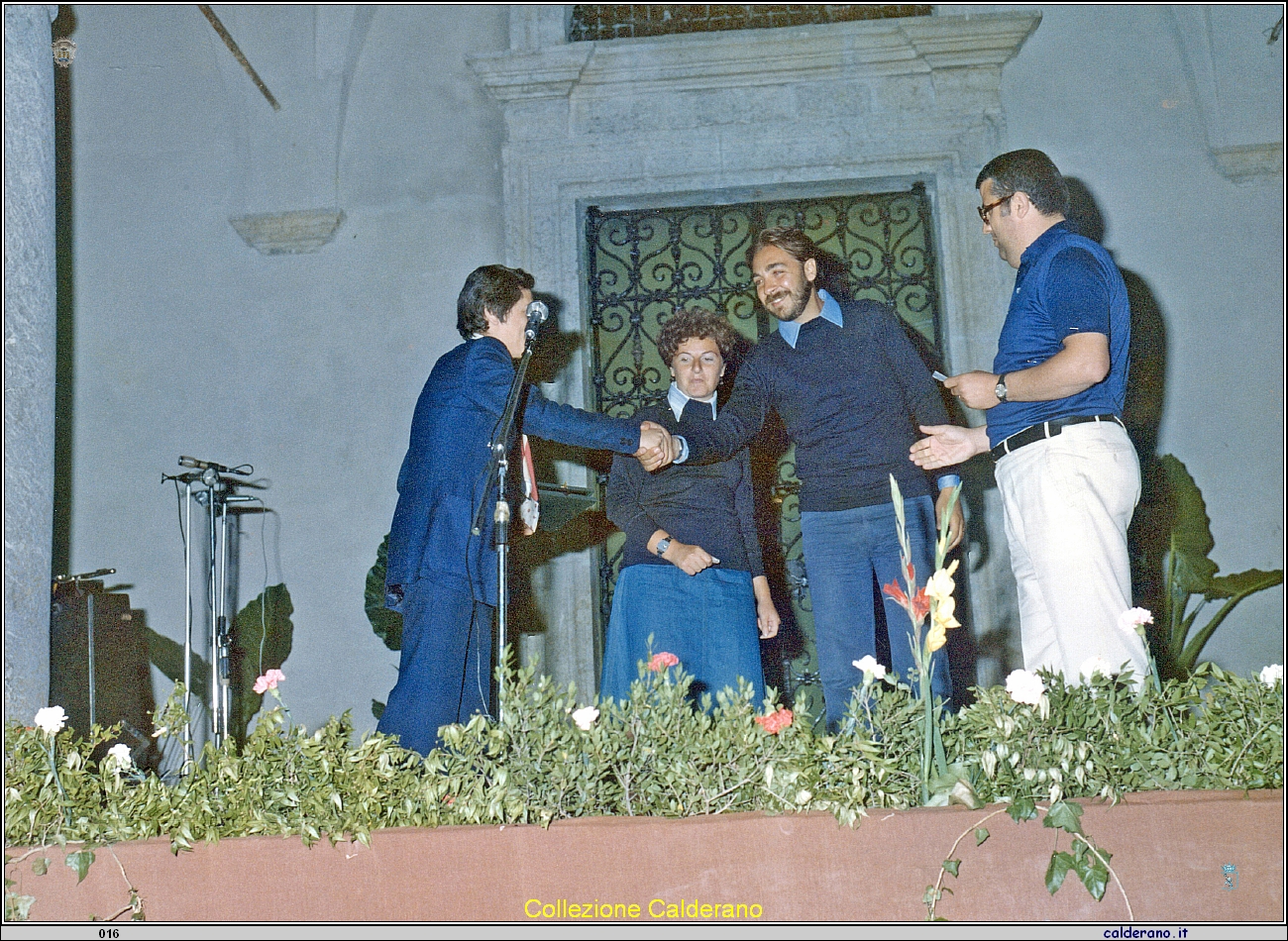 Fernando Sisinni si congratula con Titina Labanchi e Francesco Brando 1978.jpeg