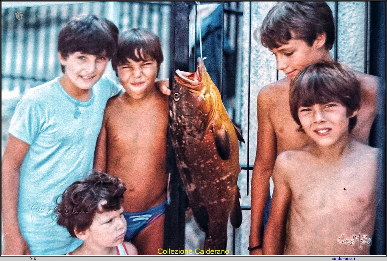 Ragazzi del Porto con la cernia di Pipino.jpg