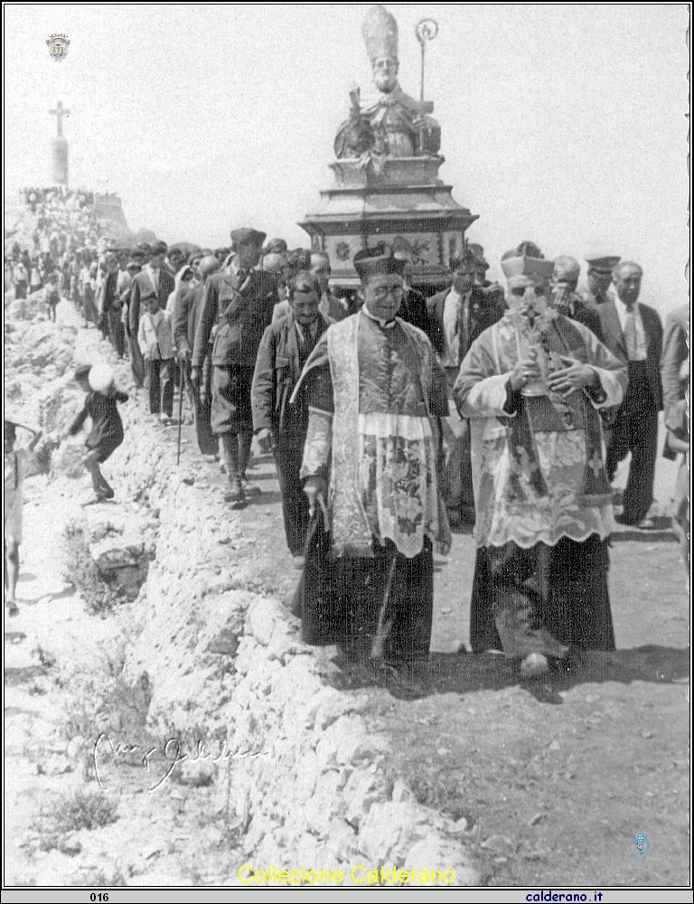 San Biagio va per la terra con Don Domenico Dammiano e il Vescovo Federico Pezzullo.jpg