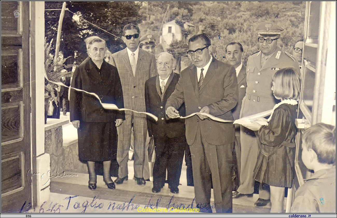 Taglio del nastro del Sindaco Vincenzo D'Alascio per inaugurare la scuola elementare.jpg