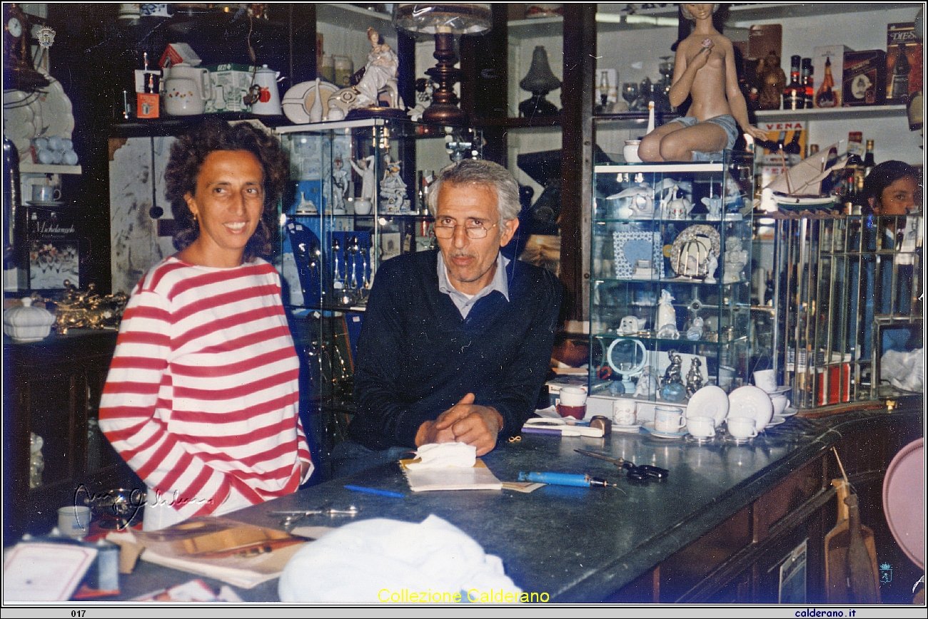 Bianca e Andrea nel loro negozio 1984.jpg