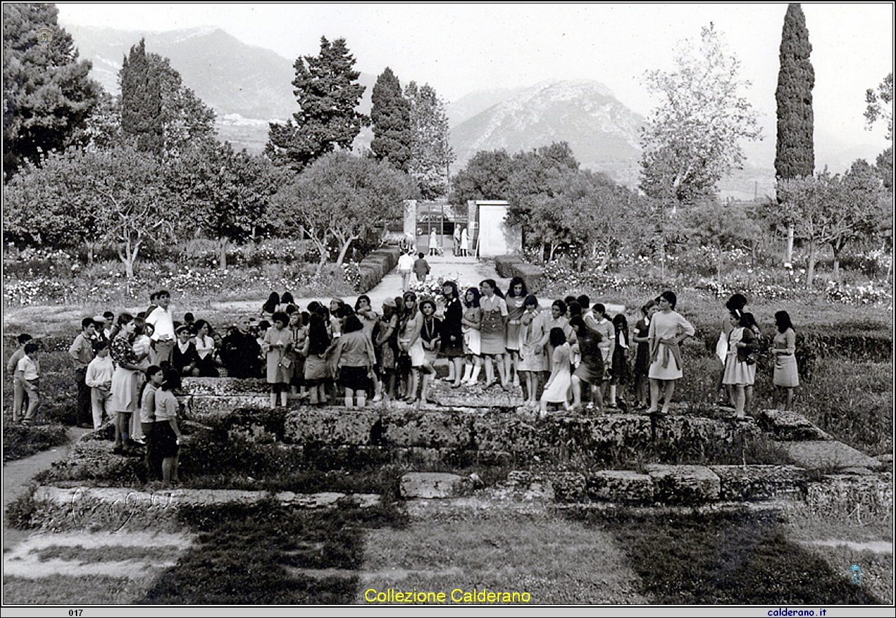 Gita scolastica negli scavi a Paestum.jpg