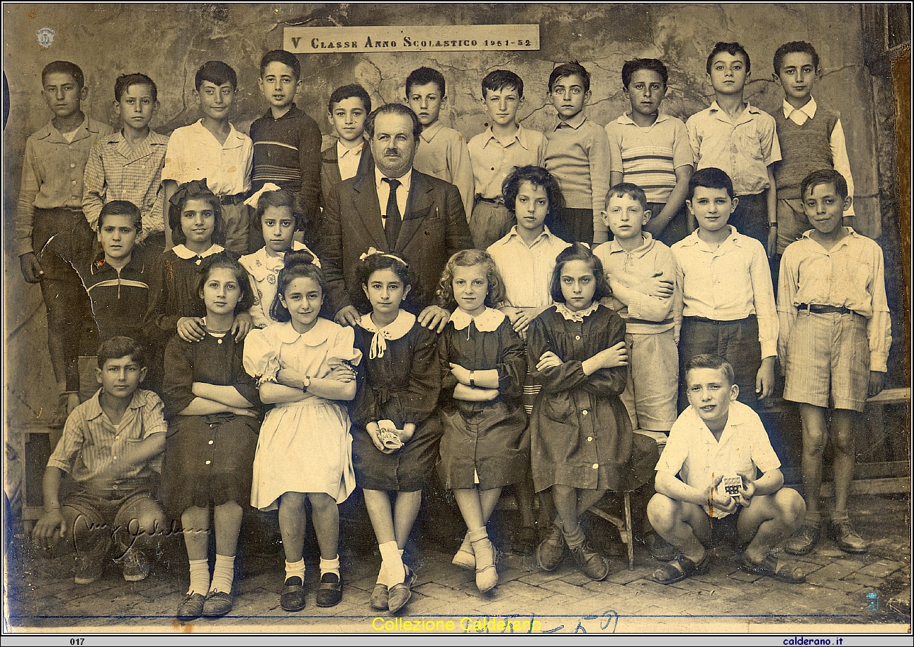 Il Maestro Biagio Schettino con gli alunni dell'anno scolastico 1951-52.jpg