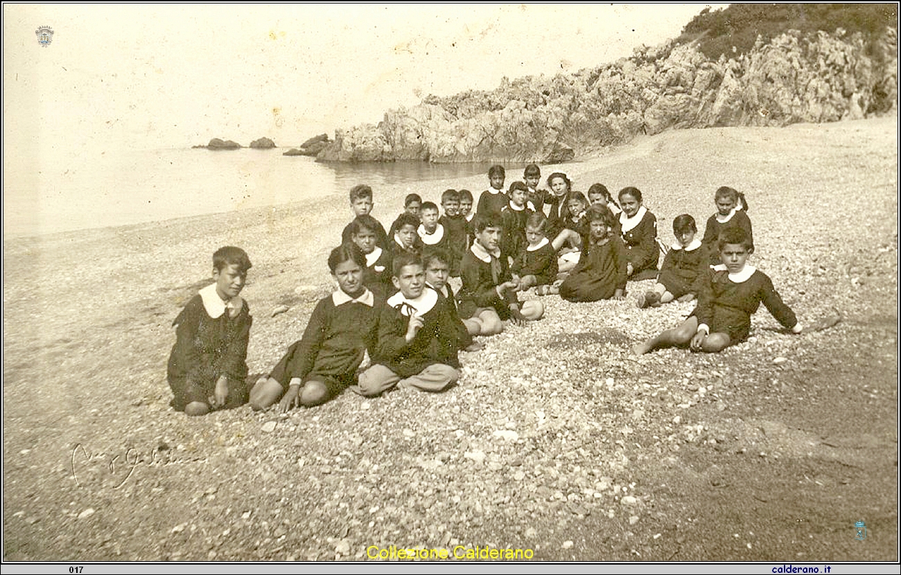 Scolaresca sulla spiaggia con la maestra Agnese Ferraro D'Alascio.jpg