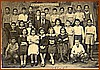 Il Maestro Biagio Schettino con gli alunni dell'anno scolastico 1951-52.jpg