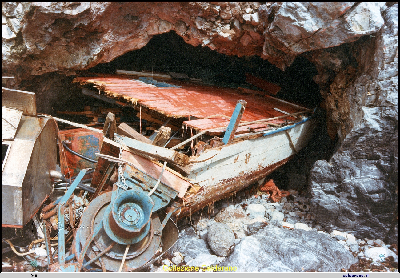 Argano e poppa nella grotta dopo la mareggiata del 1987.jpeg