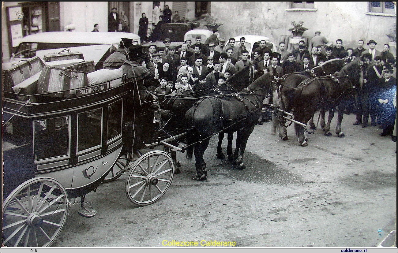 Arrivo della diligenza postale in Piazza Buraglia - 1961.JPG