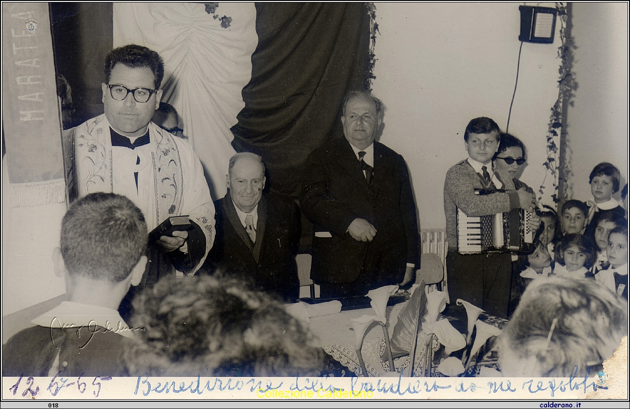 Benedizione della bandiera regalata dal Maestro Biagio Schettino alla Scuola Elementare 12-6-1965.jpg