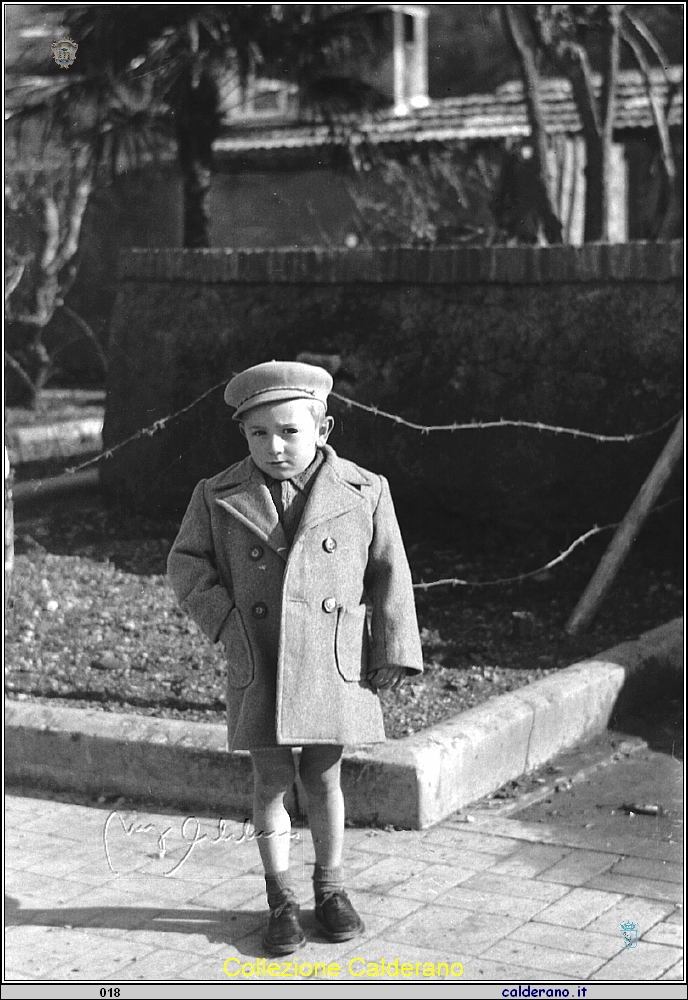 Enrico con il cappottino.jpg