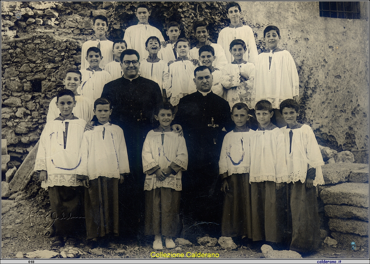 Padre Cerracchio e Padre Antonetti con i Chierichetti.jpg