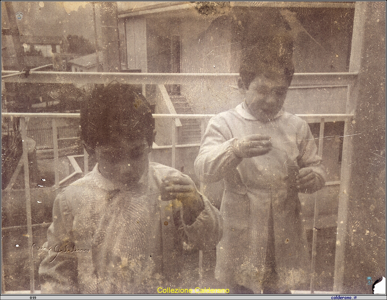 Alessandro e Gregorio con le bolle di sapone 1981.jpg