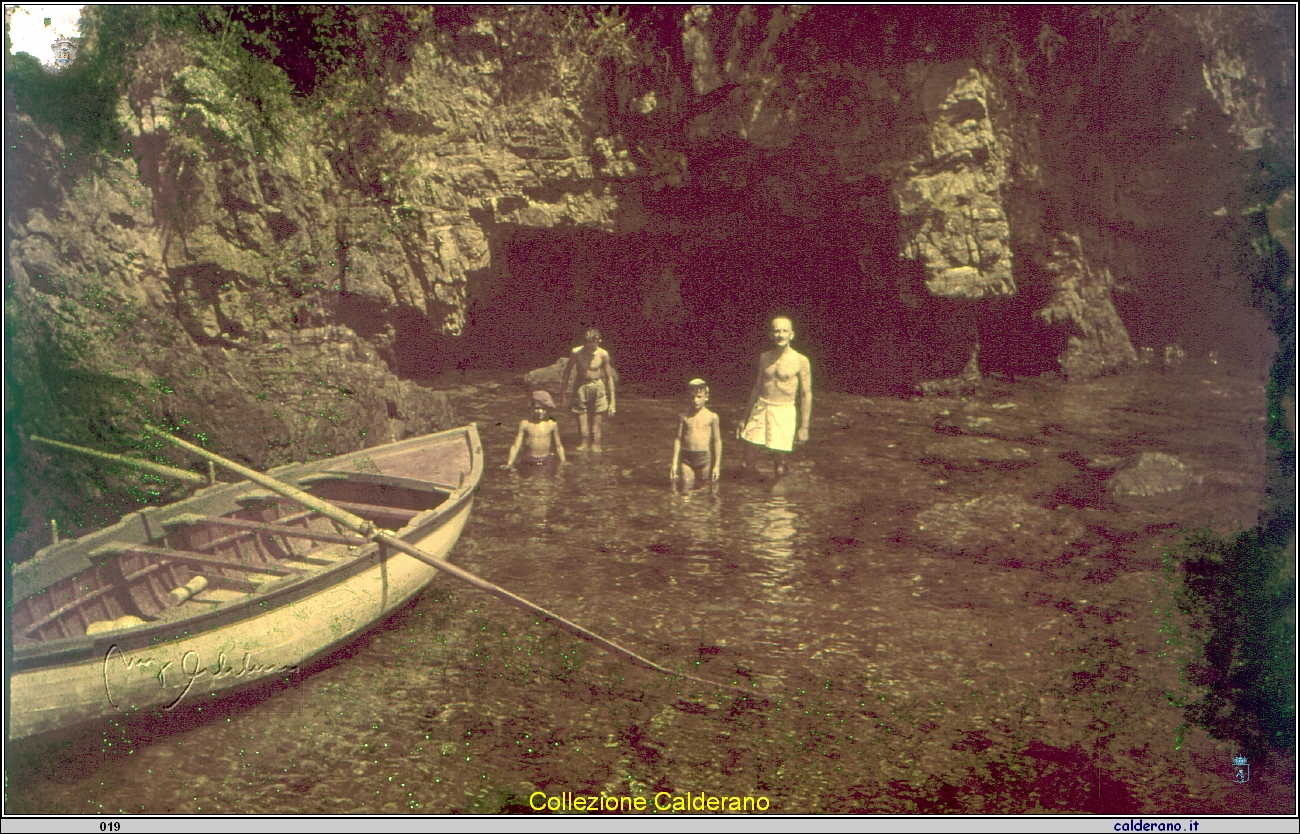 Benito Stoppelli con la barca a remi a Ilicini - Diapositiva dei primi anni '50.jpg