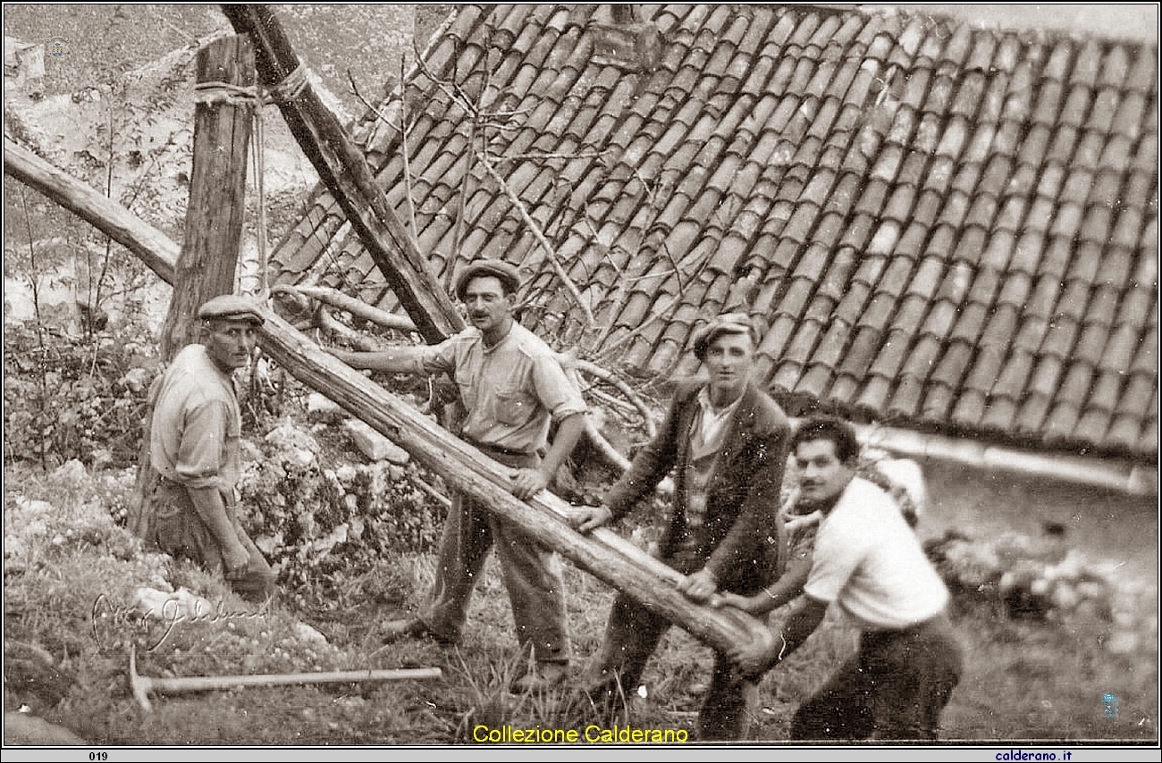 Demolizioni al Castello per la costruzione della strada rotabile con Pasquale Mastrobuono Pirillo e Giuseppe D'Alascio Catambano.jpg