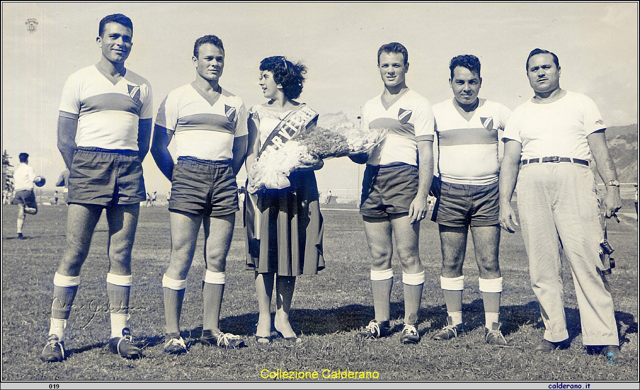 Dora Avigliano madrina di una squadra di calcio a Caracas.jpg