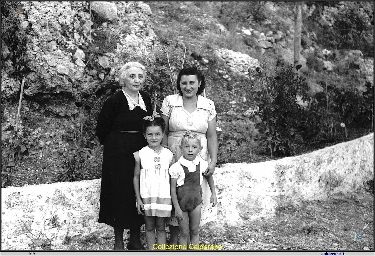 Famiglia Maestri a passeggio.jpg