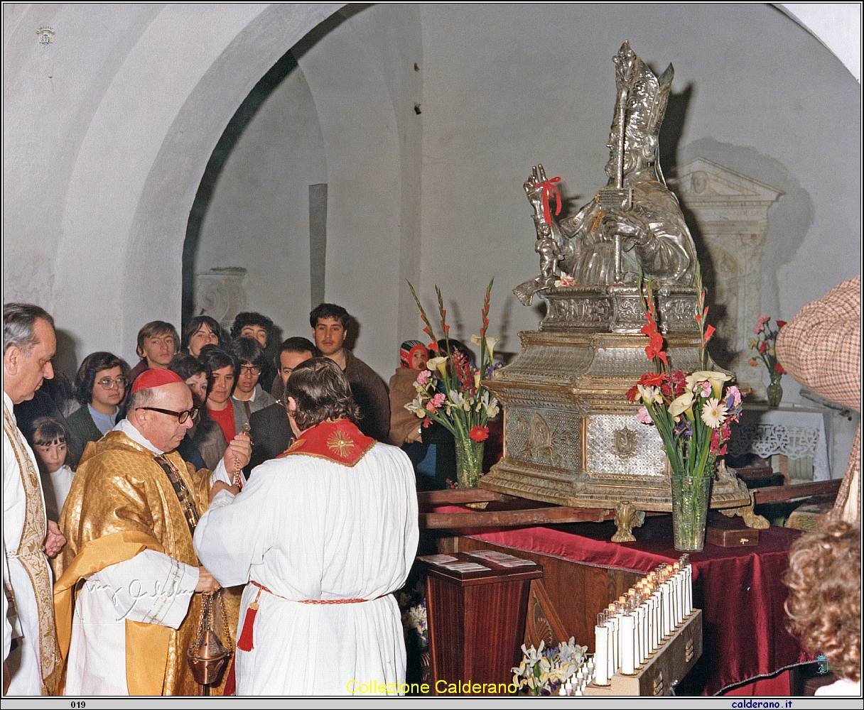 Il Cardinale Ugo Poletti (1914-1997) benedice la nuova Statua di San Biagio 1982.jpeg