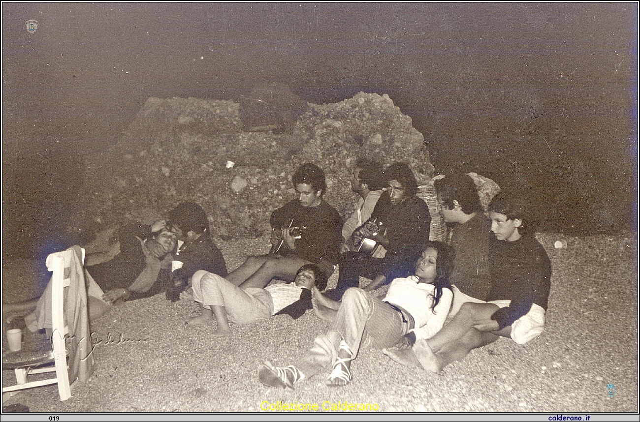 Sulla spiaggia del Crivo chitarristi Pasqualino Avigliano e Claudio Pagliaro.jpg